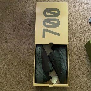 Yeezy MNVN SIZE 10 with box